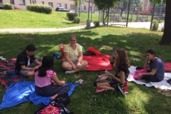 Kathi-spielt-mit-Kids-Picknick