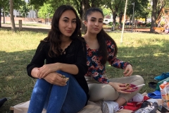 Parisa-und-Zainab-Picknick